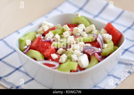 Salat mit Wassermelone und Feta Käse, Kalk Stockfoto