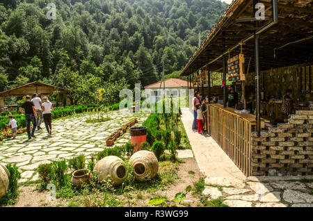 Dilijan, Armenien, August 24,2018: Café im Park, in den Bergen, umgeben von dichten Wäldern umgeben, über das Kloster Haghartsin in der Nähe der Stadt Stockfoto