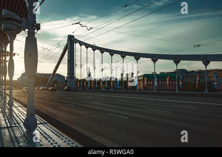 Moskau, Russland - 17. JUNI 2018: Auf der Krim Brücke Spaziergang bei Sonnenuntergang, Blick auf die Stadt Stockfoto