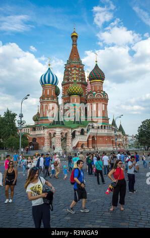 Moskau, Russland - 29. JUNI 2018: die Basilius-Kathedrale auf dem Roten Platz. Touristen während der WM Stockfoto