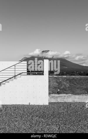 Ueda Shoji Museum für Fotografie (Takamatsu Shin, 1995), Mount Daisen im Hintergrund; der Präfektur Tottori, Japan Stockfoto