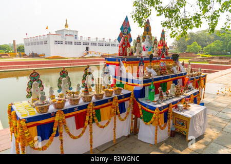 Buddhas Geburtsort Lumbini und buddhistische Angebote in der Nähe von heiligen Teich. In Nepal festgehalten, Frühling 2018 Stockfoto