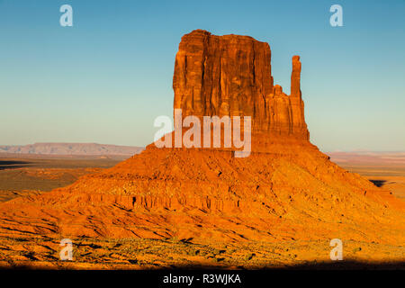 USA, Arizona. Monument Valley. West Mitten Butte im Sonnenuntergang Stockfoto