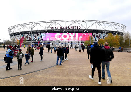 Eine allgemeine Ansicht von Fans ihren Weg zum Stadion vor der Premier League Match an der London Stadium, London. Stockfoto