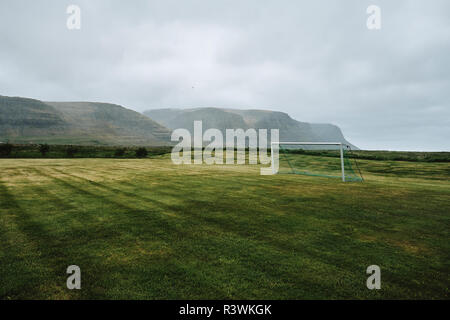 Ein einsamen leeren Fußballplatz und Tor in der Ferne Und karge isländische Landschaft - isländische Fußballplatz Stockfoto