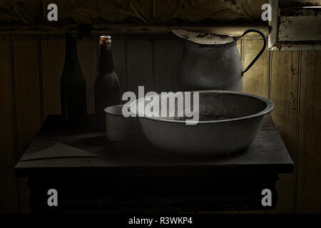 Flaschen, Waschbecken, und Wasserkrug, Bodie State Historic Park, Kalifornien. Stockfoto