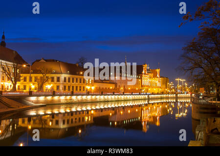 Wroclaw, Polen, August 2018. ossolineum Bibliothek. Mit Reflexion in der oder in der Nacht. Stockfoto