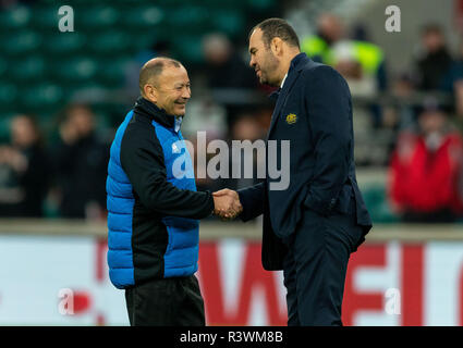 England Haupttrainer Eddie Jones (links) und Australien Head Coach Michael Chieka vor dem Quilter Herbst International bei Twickenham Stadium, London. Stockfoto