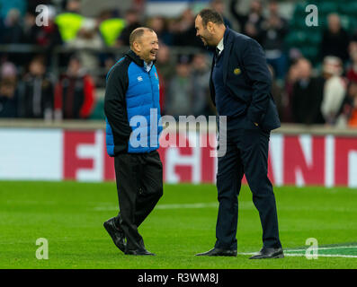 England Haupttrainer Eddie Jones (links) und Australien Head Coach Michael Chieka vor dem Quilter Herbst International bei Twickenham Stadium, London. Stockfoto