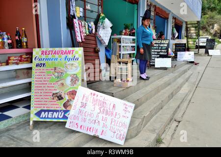 Pachamanca zum Stein im Restaurant zubereitet - Thermalbad - vicos Gemeinschaft in CHANCOS. Abteilung der Ancash. PERU Stockfoto