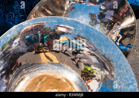 USA, Kalifornien, Santa Barbara. Sommersonnenwende Parade Reflexion in den Hörnern Stockfoto