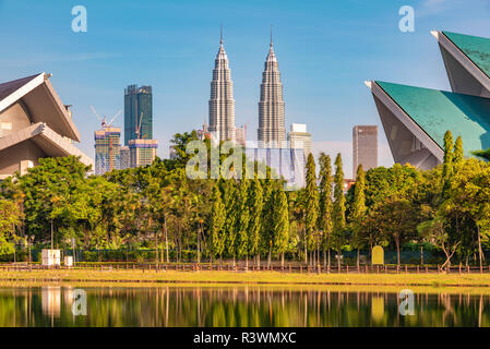 KUALA LUMPUR, Malaysia - 25. Juli: Aussicht auf die Petronas Towers und die Stadt Gebäude aus titiwangsa Park, am 25. Juli 2018 in Kuala Lumpur Stockfoto