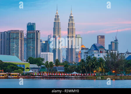 KUALA LUMPUR, Malaysia - 25. Juli: Blick auf die Petronas Twin Towers, Kuala Lumpur Skyline in der Dämmerung in Titiwangsa Park am 25. Juli 2018 in Kuala Lumpu Stockfoto