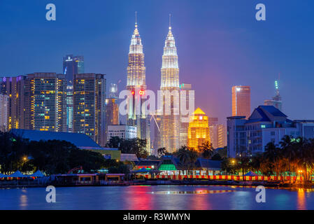 KUALA LUMPUR, Malaysia - 25. Juli: Nacht Blick auf die Petronas Twin Towers, Kuala Lumpur Skyline von titiwangsa Park Juli 25, 2018 in Kuala Lu Stockfoto