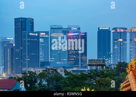 KUALA LUMPUR, Malaysia - 28. Juli: Dies ist ein abendlicher Blick von Kuala Lumpur Bankenviertel und Innenstadt Gebäude am 28. Juli 2018 in Kuala Lum Stockfoto