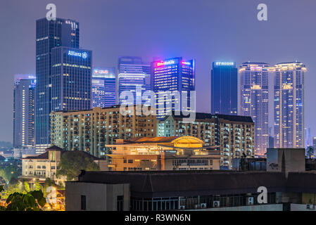 KUALA LUMPUR, Malaysia - 28. Juli: Dies ist eine Ansicht von Kuala Lumpur Bankenviertel und Innenstadt Gebäude bei Nacht am 28. Juli 2018 in Kuala Lum Stockfoto
