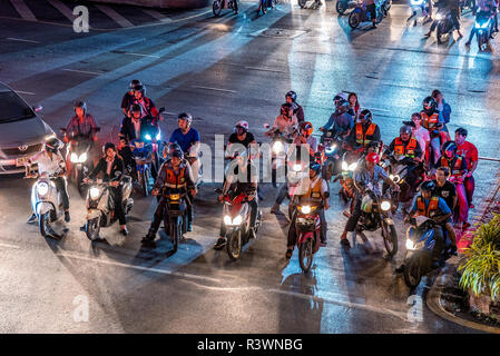 BANGKOK, THAILAND - 31. Juli: Motorräder an einer Kreuzung warten auf einer belebten Straße in der Innenstadt in der Nacht auf den 31. Juli 2018 in Bangkok. Stockfoto