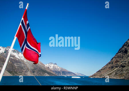 Grönland, Prinz Christian Sound Fjord, kujalleq. Norwegische Flagge Wellen aus dem Heck eines Kreuzfahrtschiffes Stockfoto