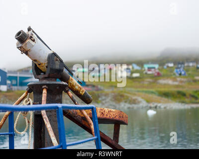 Schiff mit einer alten Kanone für den Walfang. Die kleine Stadt Narsaq im Süden Grönlands. Stockfoto