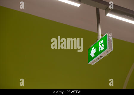 Notausgang Licht unterzeichnen. Grüne Notausgang Zeichen zeigen den Weg zu entkommen. Stockfoto