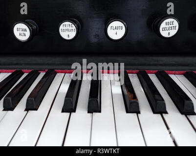 Detail der Tastatur eines antiken Orgel in der Farbe schwarz. Stockfoto