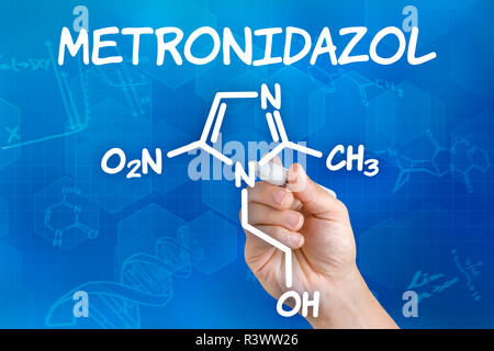 Hand mit Bleistift zeichnet chemische Strukturformel von Metronidazol Stockfoto