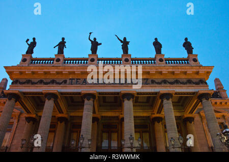 Mexiko, Guanajuato, Nachtbeleuchtung des Teatro Juarez Stockfoto