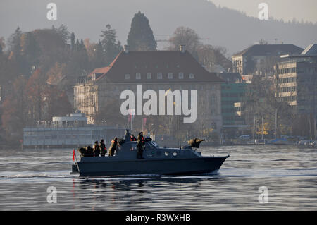 Die Schweizer Marine hat 10 Boote. Die marinesoldaten sind posieren vor der Skyline von Zürich-City Stockfoto