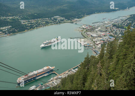 USA, Alaska, Juneau. Kreuzfahrtschiffe auf gastineau Kanal. Stockfoto