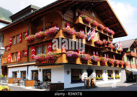 Schweizer Alpen: Das Hotel Bären, eine Blume dekoriert, hölzernes Chalet in Adelboden im Berner Oberland Stockfoto