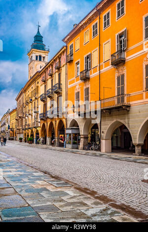 Italien Piemont Cuneo Via Roma - Ansicht mit Torre Civica Stockfoto