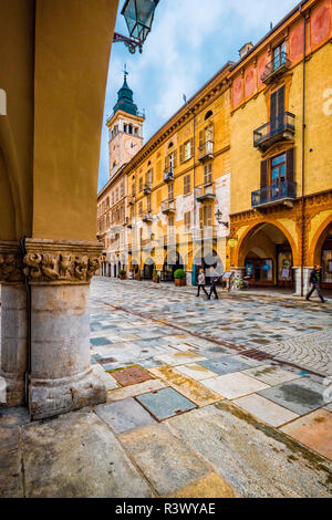 Italien Piemont Cuneo Via Roma - Ansicht mit Torre Civica Stockfoto