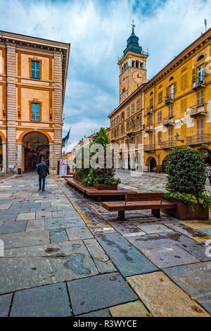 Italien Piemont Cuneo Via Roma - Ansicht mit Torre Civica Stockfoto