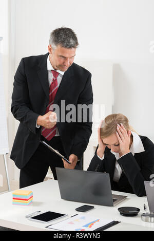 Chef Schuld ein Mitarbeiter für schlechte Ergebnisse Stockfoto