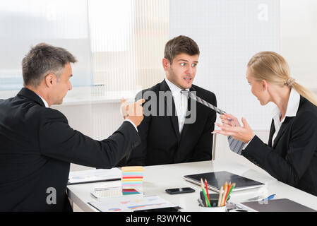 Zwei Geschäftsleute Streit um Junge Unternehmer Stockfoto