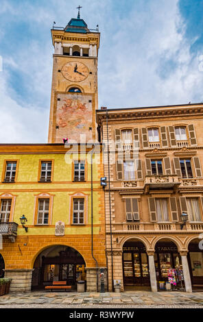 Italien Piemont Cuneo Altstadt Via Roma - Ansicht mit Torre Civica - Palazzo Della Torre Stockfoto