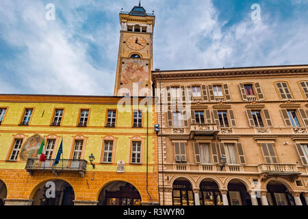 Italien Piemont Cuneo Altstadt Via Roma - Ansicht mit Torre Civica - Palazzo Della Torre Stockfoto