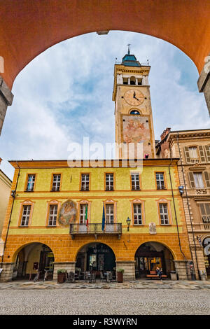 Italien Piemont Cuneo Altstadt Via Roma - Ansicht mit Torre Civica - Palazzo Della Torre Stockfoto