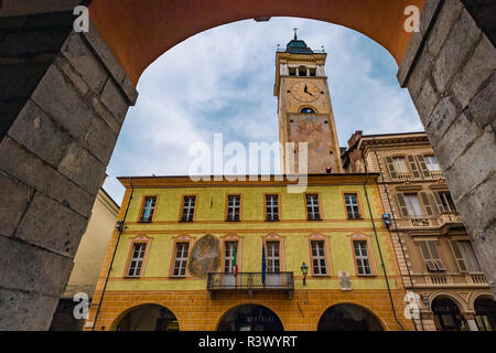 Italien Piemont Cuneo Altstadt Via Roma - Ansicht mit Torre Civica - Palazzo Della Torre Stockfoto