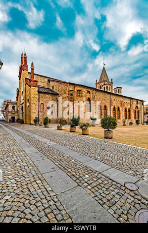 Italien Piemont Cuneo Piazza Virginio ex Piazza del Mercato del Vino - Chiesa di San Francesco, monumentalen Komplex Stockfoto