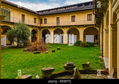 Italien Piemont Cuneo Piazza Virginio ex Piazza del Mercato del Vino - Chiesa di San Francesco, monumentalen Komplex - Kreuzgang, Chiostro, Stockfoto