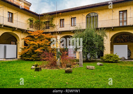 Italien Piemont Cuneo Piazza Virginio ex Piazza del Mercato del Vino - Chiesa di San Francesco, monumentalen Komplex - Kreuzgang, Chiostro, Stockfoto