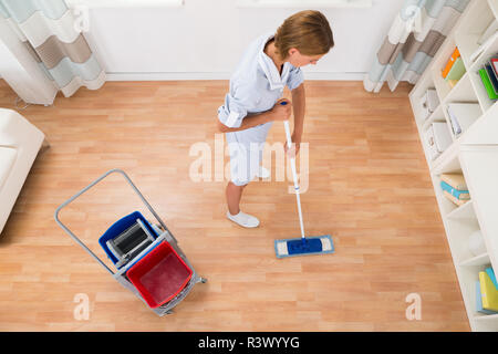 Weibliche Reiniger Reinigung mit Mop Stockfoto