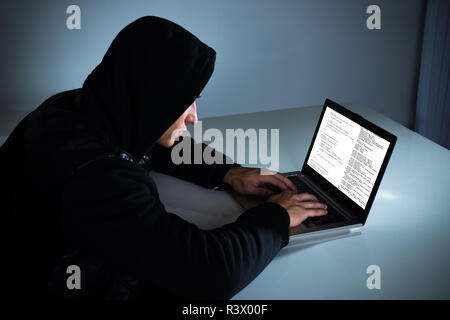 Hacker stehlen Daten von Laptop Stockfoto