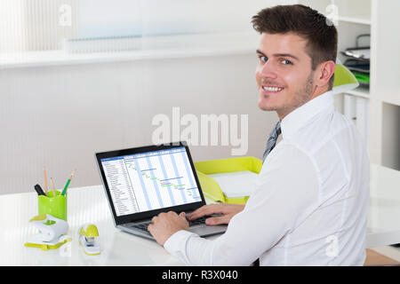 Unternehmer arbeiten mit Gantt-diagramm auf Laptop Stockfoto