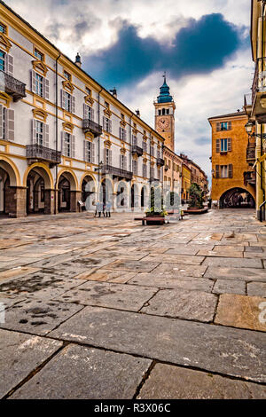 Italien Piemont Cuneo Via Roma - Ansicht mit Torre Civica Stockfoto