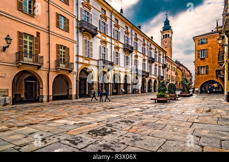 Italien Piemont Cuneo Via Roma - Ansicht mit Torre Civica Stockfoto