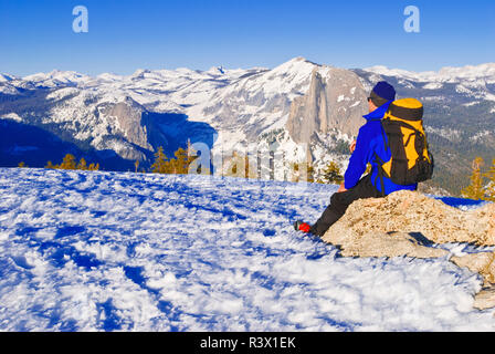 Backcountry skier und Half Dome vom Gipfel des Sentinel Dome, Yosemite National Park, Kalifornien, USA (MR) Stockfoto