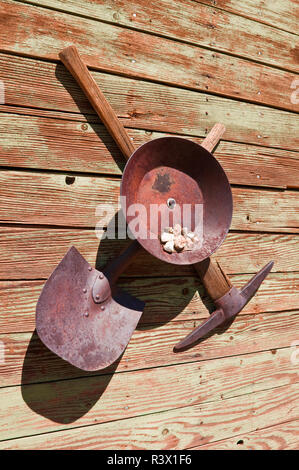 Gold Miners Pick, Schaufel und Pfanne in der Geisterstadt Randsburg, Kalifornien, USA Stockfoto