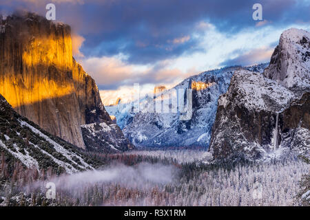 Winter Sonnenuntergang über Yosemite Valley von Tunnel, Yosemite National Park, Kalifornien, USA Stockfoto